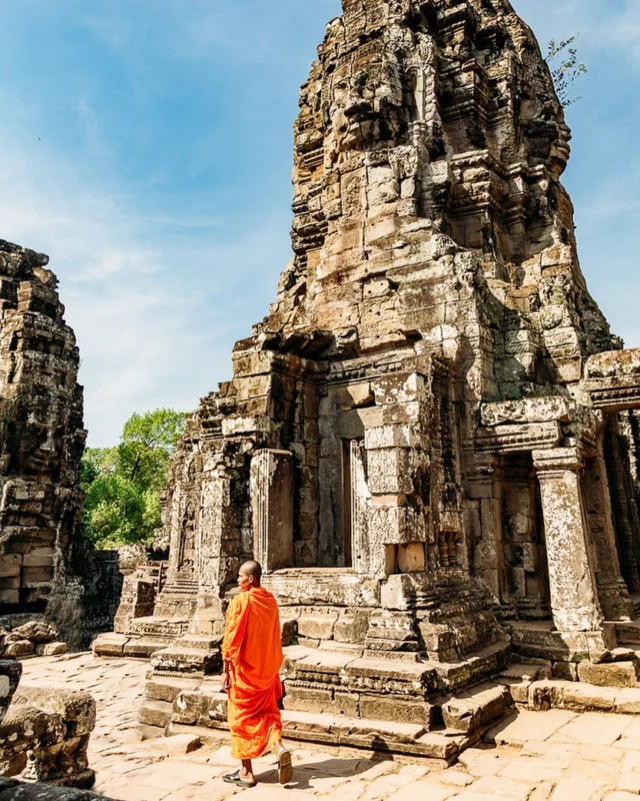 We couldn't resist a good monk shot while exploring Angkor Wat. An absolutely amazing place. #angkorwat #cambodia #siemreap #monk